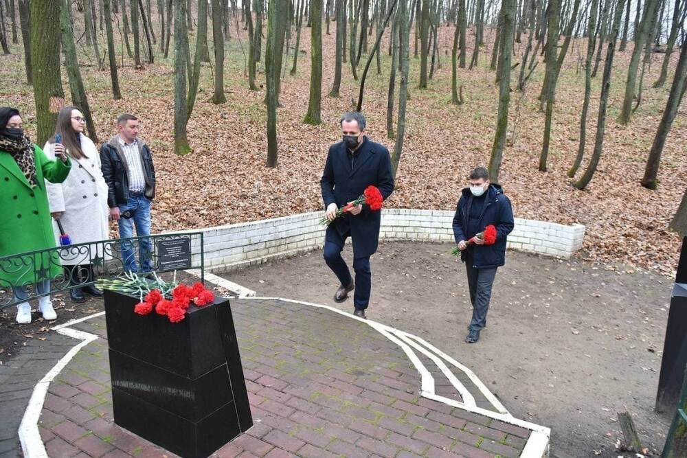 Вячеслав Гладков пожаловался, что утонул в грязи по пути к памятнику неизвестного солдата в Белгороде