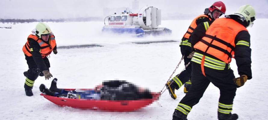 В Карелии мужчина провалился под лед и утонул (ФОТО 18+)