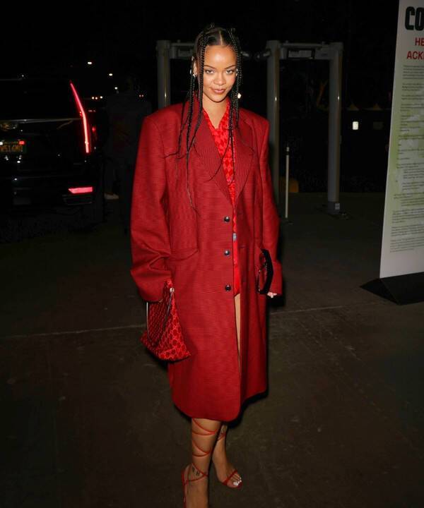 Это красное мужское пальто Рианны лишит вас сна — вы обязательно захотите найти такое же