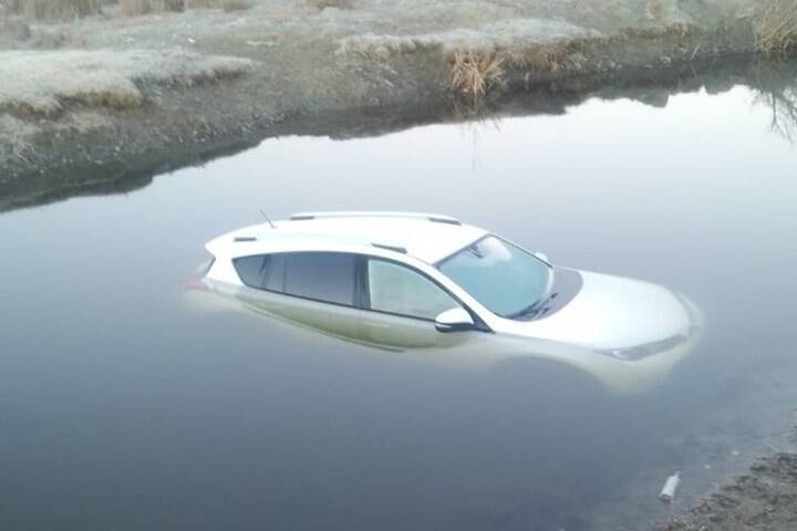В водоеме под Астраханью обнаружили автомобиль с погибшим водителем