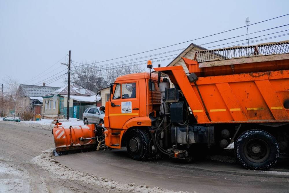 В Волгоградской области спецтехника продолжает дежурство на трассах