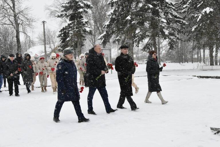Председатель областного парламента Сергей Голубев возложил цветы к Мемориалу «Московская гора» в Зубцове