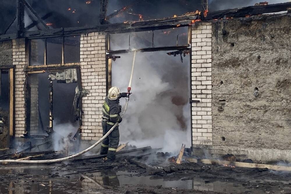 73 человека тушили загоревшийся склад в Твери
