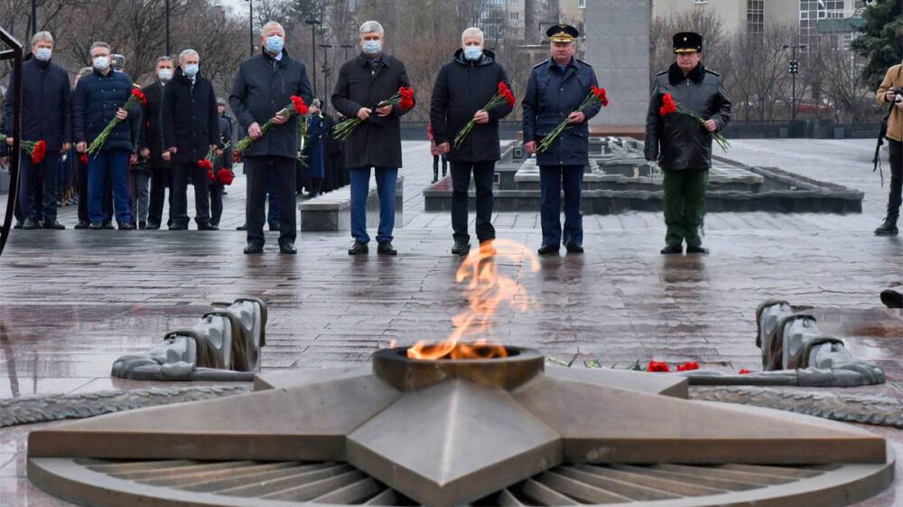 Александр Гусев возложил цветы к могиле Неизвестного Солдата в Воронеже