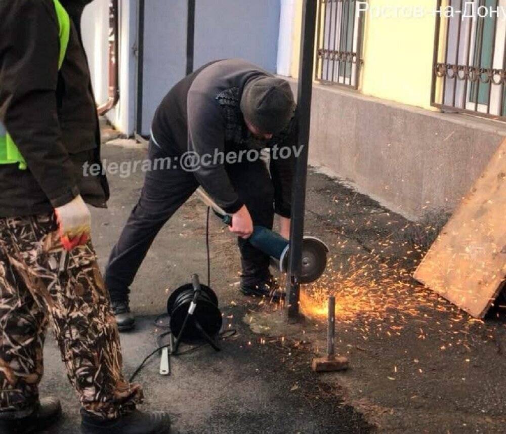 Отгородилось от людей: в Ростове генконсульство Украины обязали снести незаконный забор