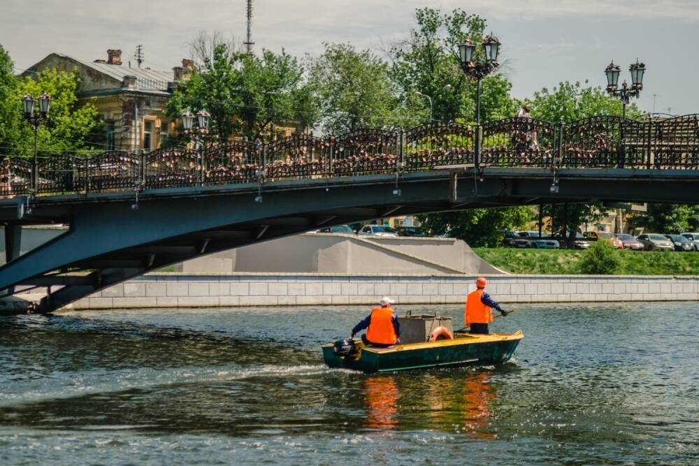 В центре Астрахани в реке Кутум обнаружили труп мужчины