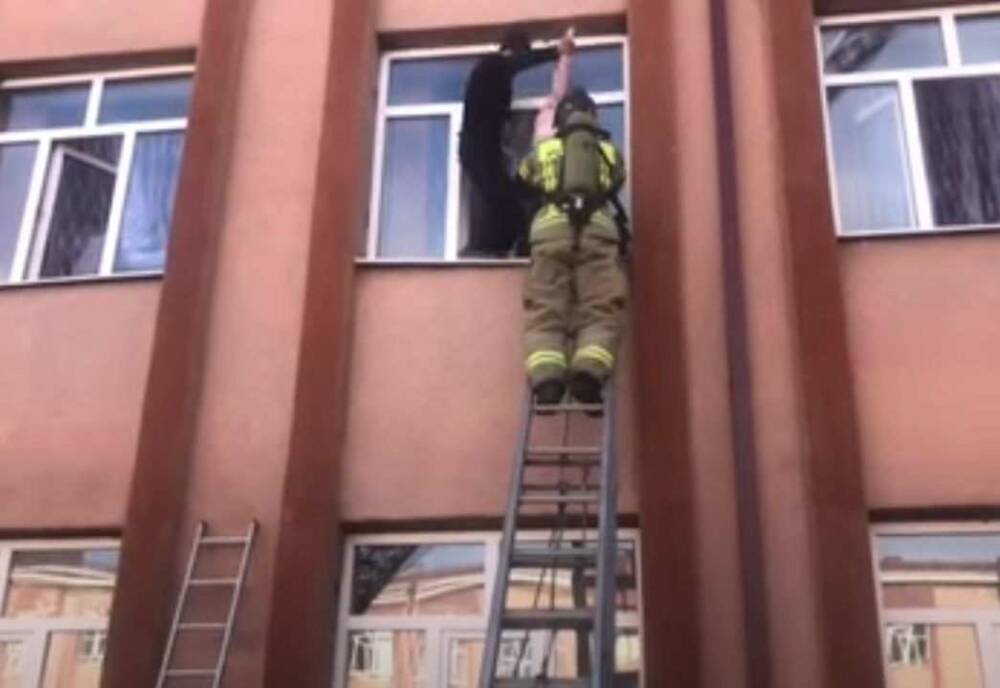 Во Владикавказе из-за пожара в школе эвакуировали 510 детей