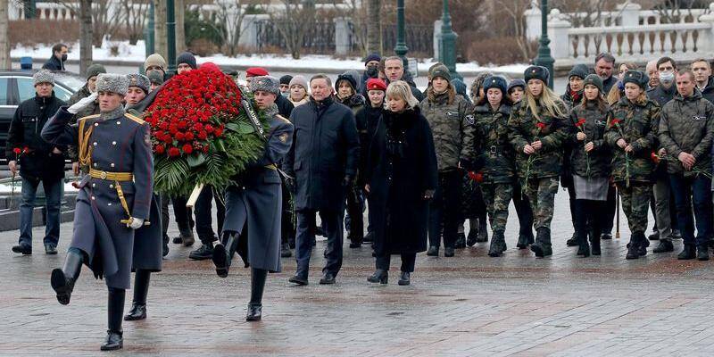 В Москве состоялась церемония возложения цветов к могиле Неизвестного солдата