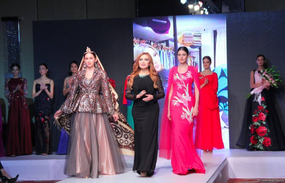 "Карабахская Принцесса" Фахрия Халафова на Azerbaijan Fashion Week – впервые наряд с принтами харыбюльбюль, образ Агабейим, розы…(ФОТО)