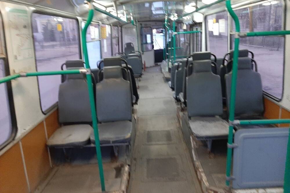 Мэр и жители Саратова считают, что водители городских автобусов начали охоту на новые троллейбусы