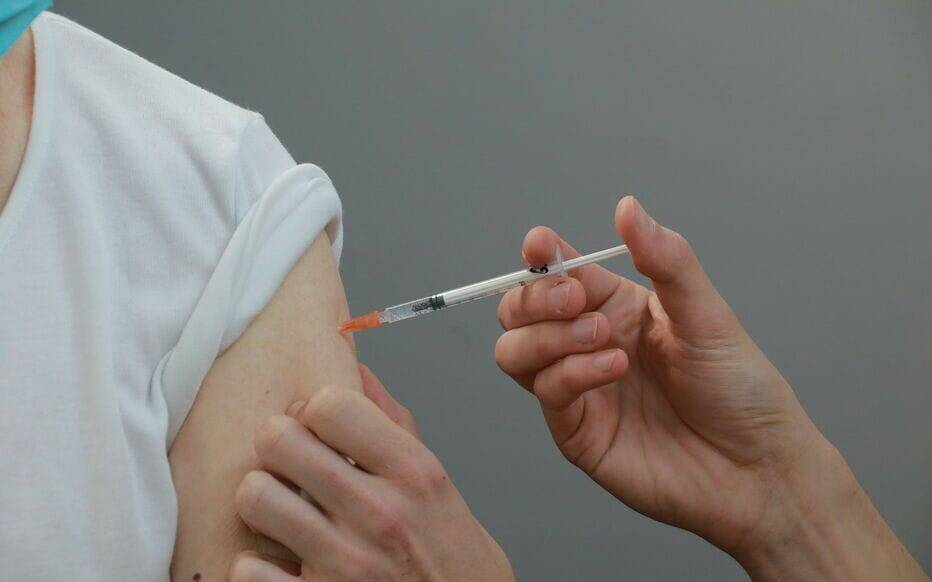 Хотел обмануть медиков: в Италии мужчина пришел на вакцинацию с силиконовой рукой