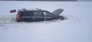 Автомобиль провалился под лед Вологодской области