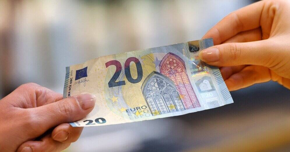 Привитым пожилым латвийцам начали платить пособие в 20 евро. Что об этом нужно знать