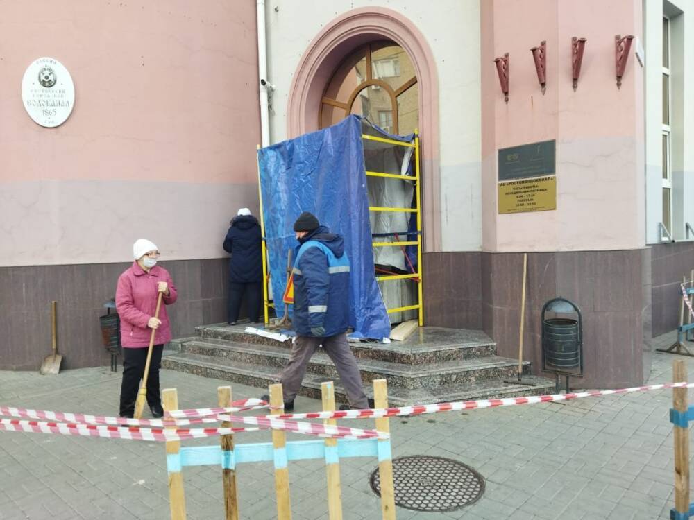 В Ростове рабочие «Ростовводоканала» забаррикадировали входы в офис, где закрылся уволенный директор