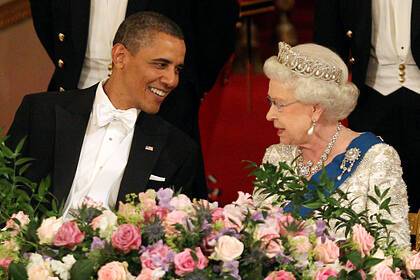 В Британии рассказали о просьбе Елизаветы II выпроводить Обаму с ужина во дворце