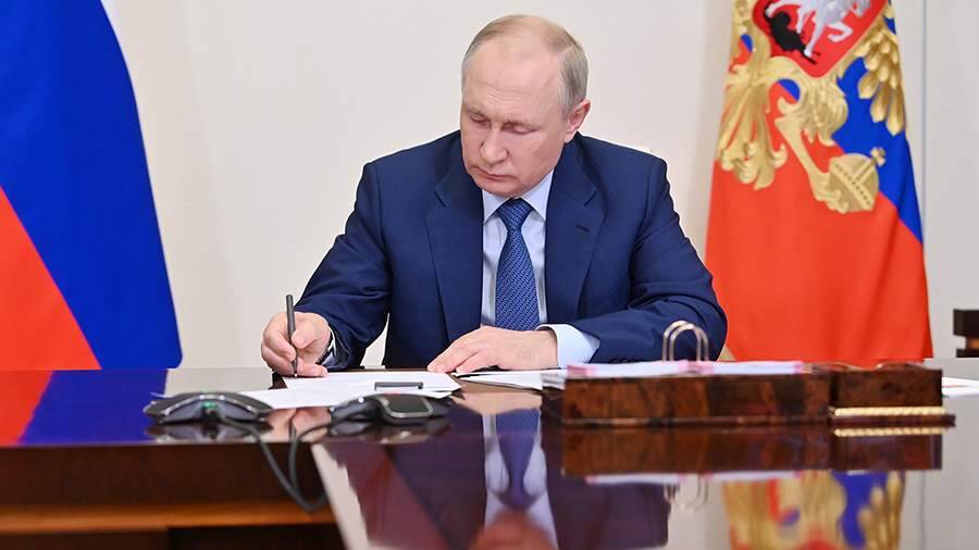 Песков рассказал об отсутствии усиления мер безопасности Путина из-за нового штамма COVID-19