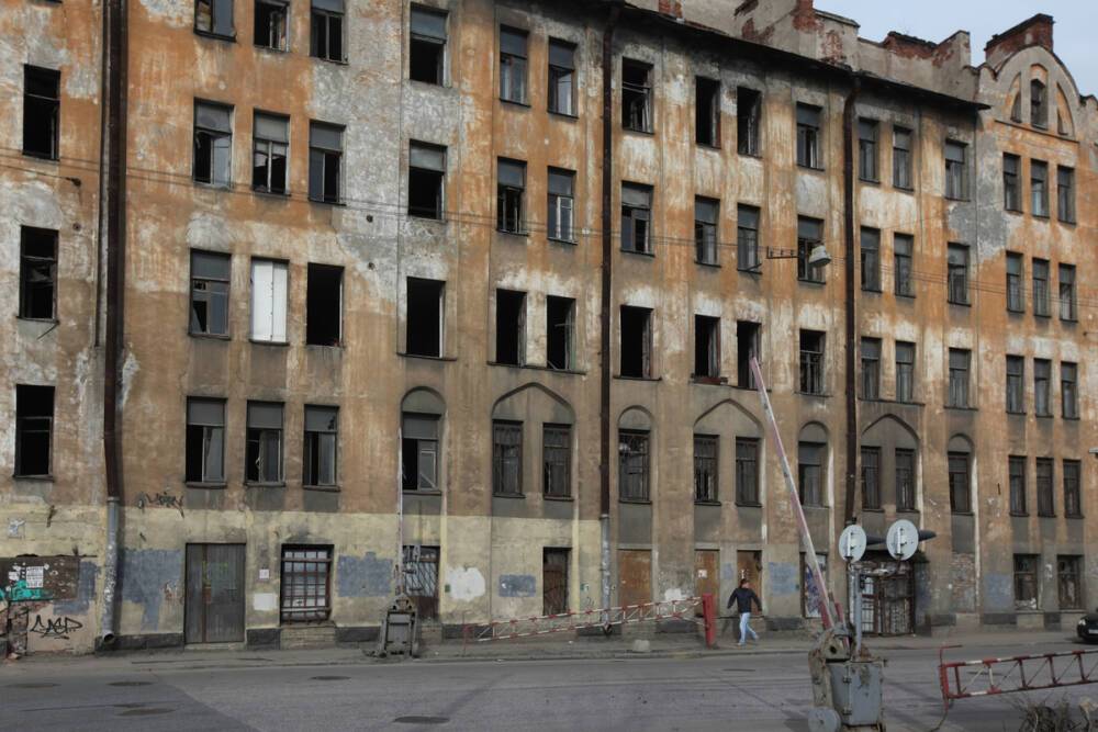 В Петербурге за два года планируют завершить программу расселения аварийного жилья
