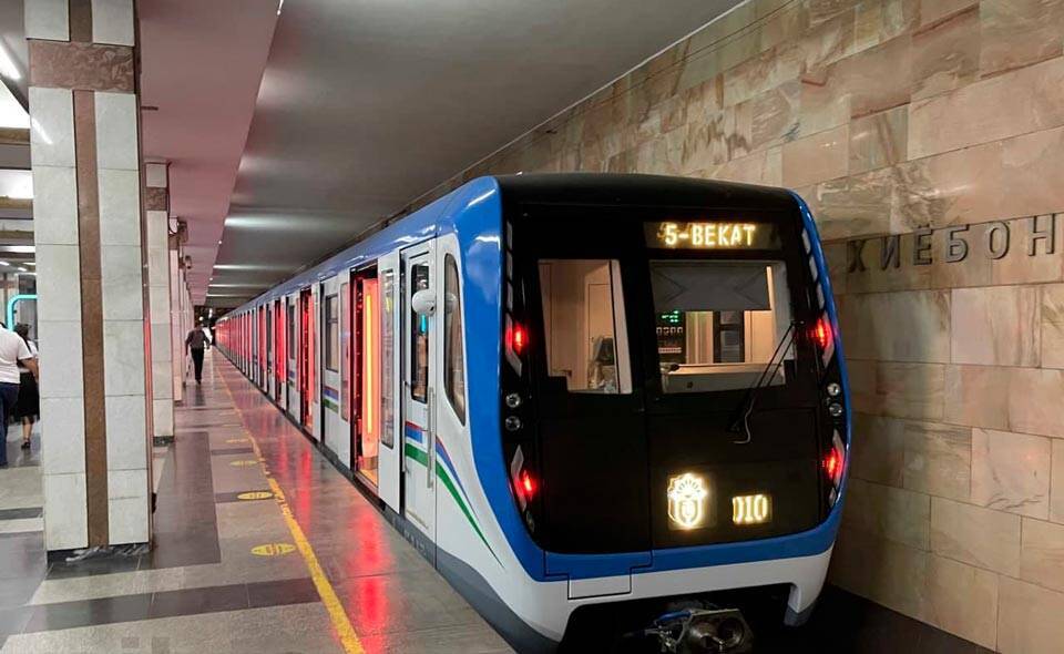 Глава ташкентского метрополитена поручил сократить интервалы движения поездов в часы пик