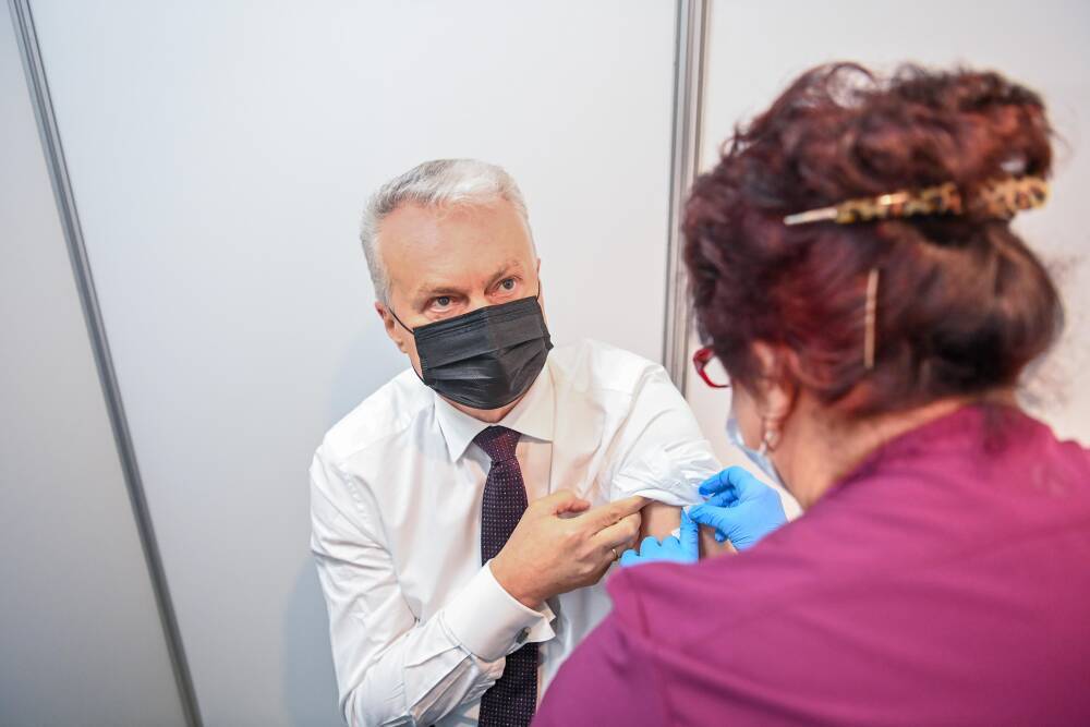 Президент Литвы получил третью дозу вакцины от коронавируса