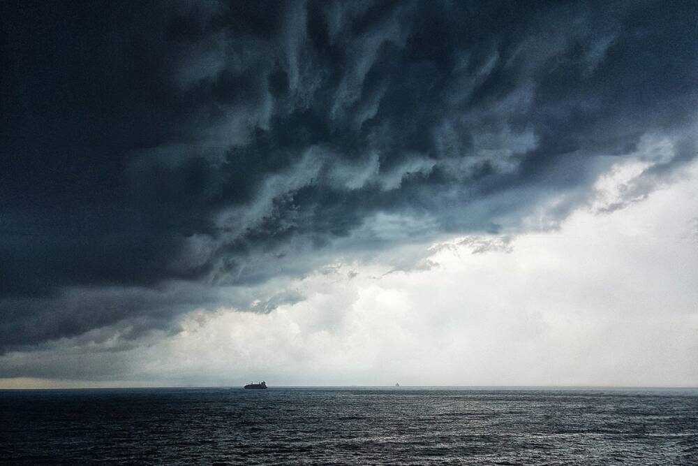 На выходные в Крыму снова объявили штормовое предупреждение