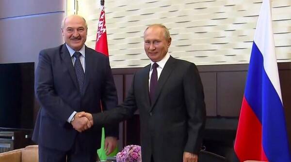 Лукашенко подарил Путину белорусскую колбасу и сыры