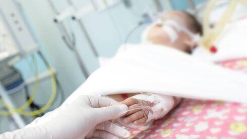 Супруги из Холона подозреваются в издевательствах над 9-месячной дочерью: малышка в больнице