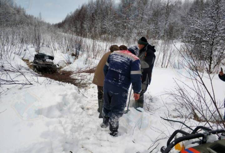 Спасатели эвакуировали мужчину, застрявшего на снегоходе в лесу под Шамокшей