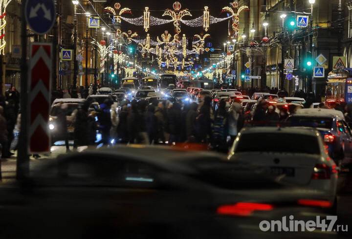 Автомобилисты поздравили ленинградцев с наступающим Новым годом «Автоелкой»
