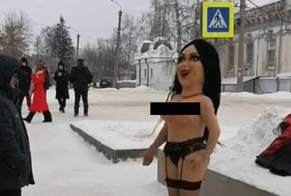 Полиция на Урале начала проверку после шоу с ростовой куклой в образе обнажённой девушки