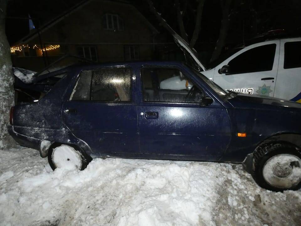 На Луганщине автомобиль "Славута" столкнулся с полицейским Renault Duster, есть пострадавший