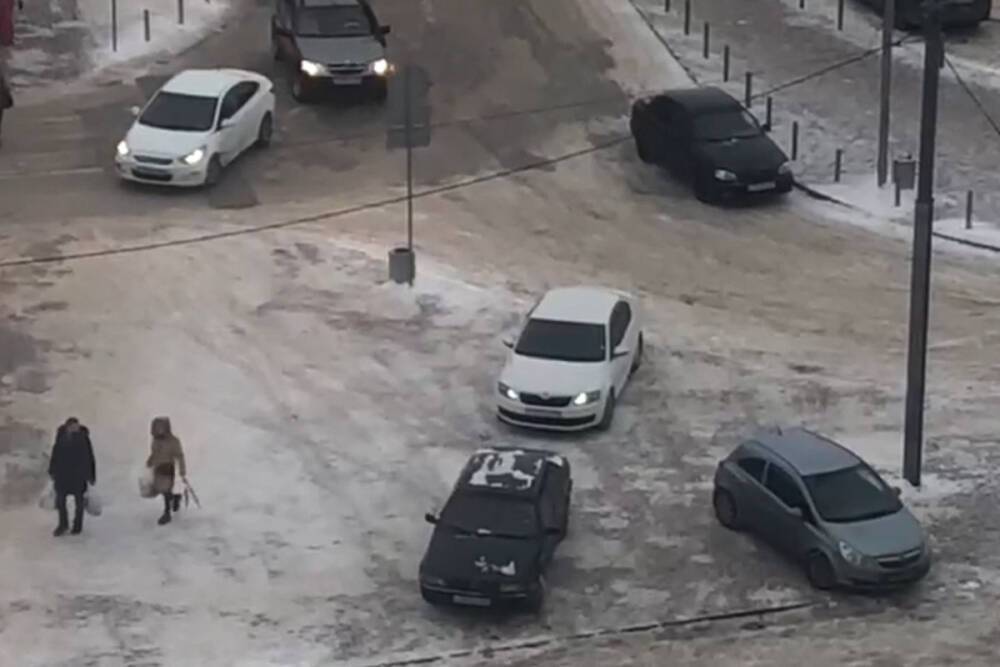 В Твери водители массово нарушают правила, пытаясь уехать из гипермаркета