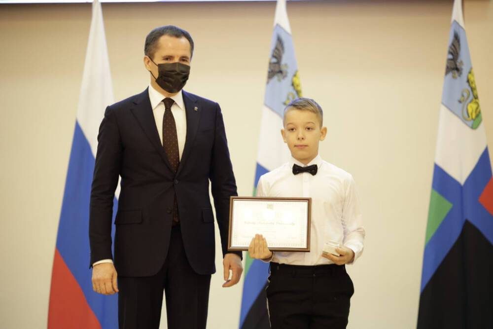 Вячеслав Гладков вручил персональные стипендии еще 39 белгородским школьникам