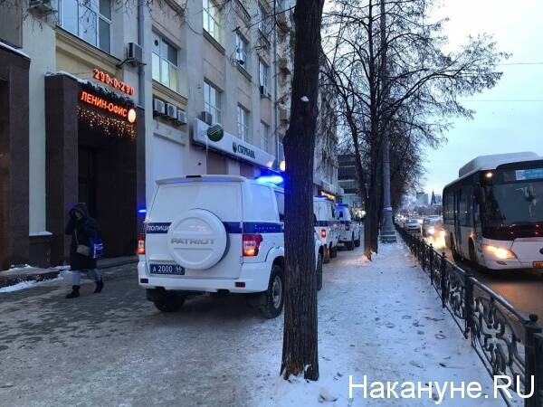 В Екатеринбурге разыскивают налетчика, который пытался среди бела дня ограбить офис Сбербанка в центре