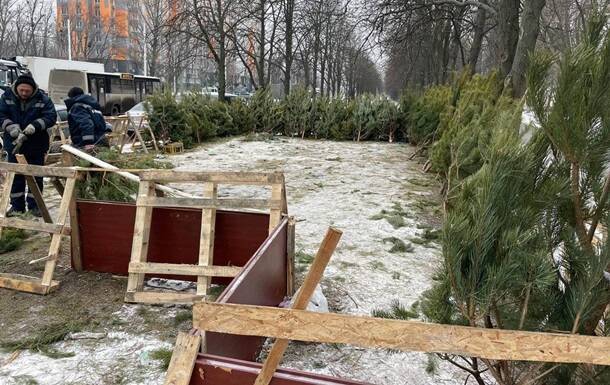 В Киеве снесли 30 незаконных елочных базаров