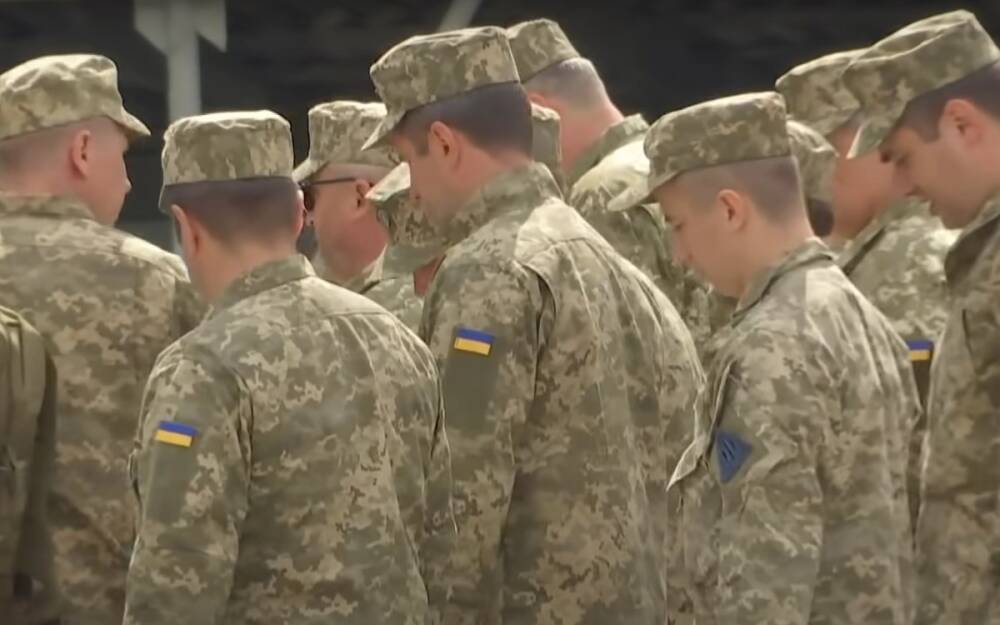 Кому собираться в армию в 2022 году: президент Зеленский утвердил списки призывников и даты