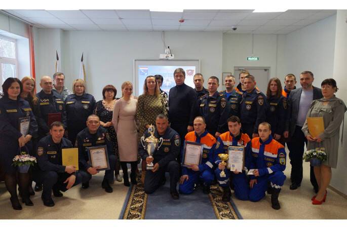 Спасателям из Ленинградской области вручили награды за высокий профессионализм