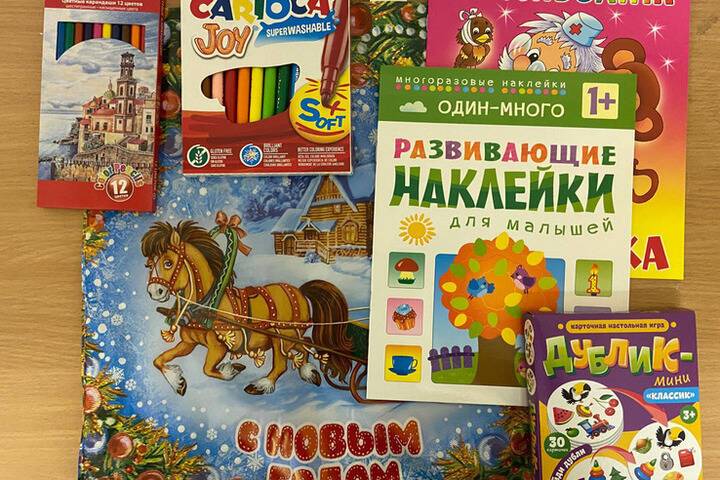Пациентов детских больниц Ленобласти порадовали новогодними подарками