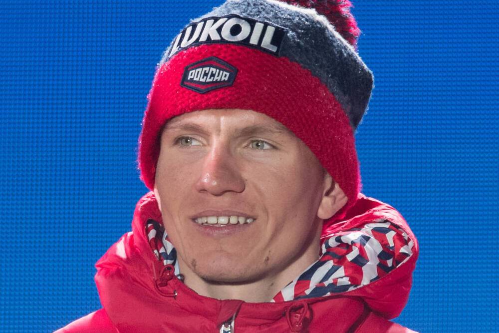Лыжник Большунов выиграл серебро в масс-старте на Тур де Ски