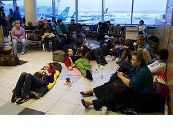 В аэропортах Москвы и Санкт-Петербурга отменены и задержаны сотни рейсов