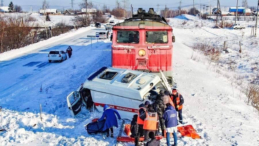 Появились кадры с места ДТП с локомотивом и скорой в Комсомольске-на-Амуре
