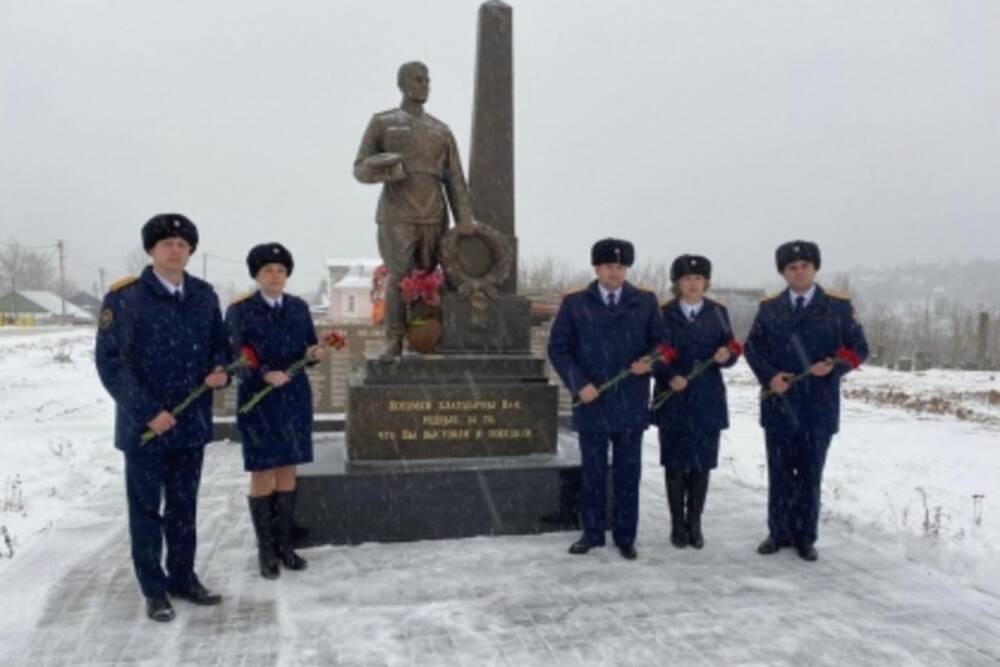 Смоленские следователи возложили цветы к памятнику Неизвестного солдата