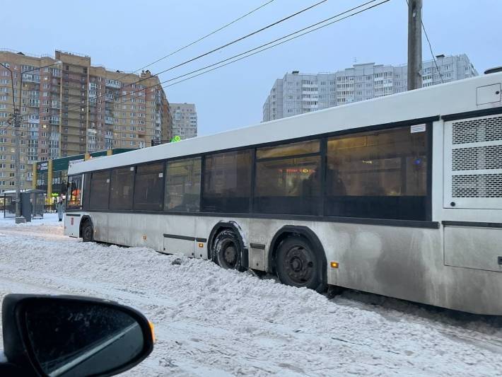 Снежный коллапс в Петербурге спровоцировал волну негатива против транспортной реформы