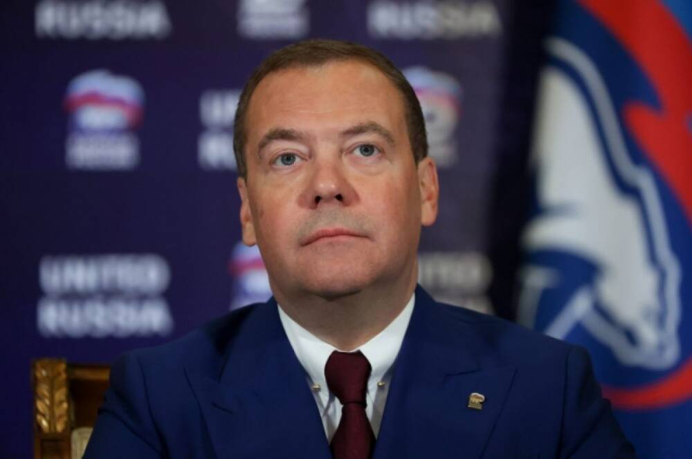 Медведев вручил партбилеты «Единой России» руководству ДНР и ЛНР