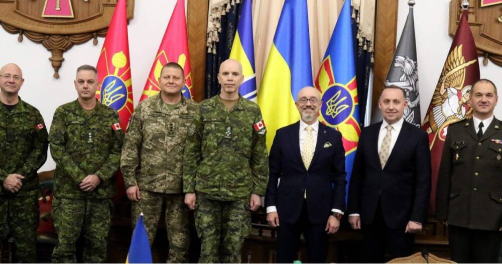 Резников обсудил вопросы оборонного сотрудничества с военным руководством Канады