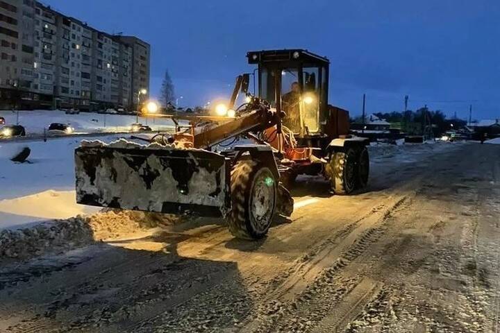 Администрация Пскова просит автовладельцев убрать машины с четырех улиц для уборки снега