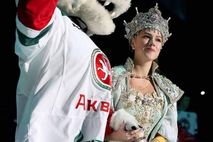 Загитова провела экскурсию по “Coca-Cola Arena” перед концертом в Дубае. ВИДЕО