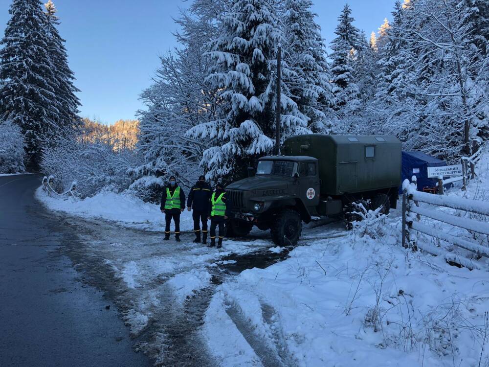 В Карпаты пришла настоящая зима: ударил 16-градусный мороз, спасатели установили пункты обогрева