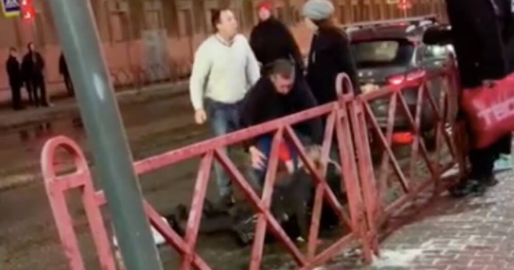 Таксист избил пассажирку в центре Ярославля