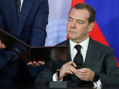 Медведев вручил партбилеты "Единой России" руководителям ДНР и ЛНР