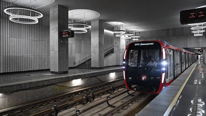 Сбой в движении поездов произошел на Замоскворецкой линии метро из-за человека на путях